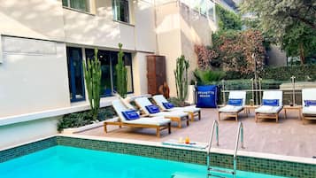 Outdoor pool, pool umbrellas, sun loungers