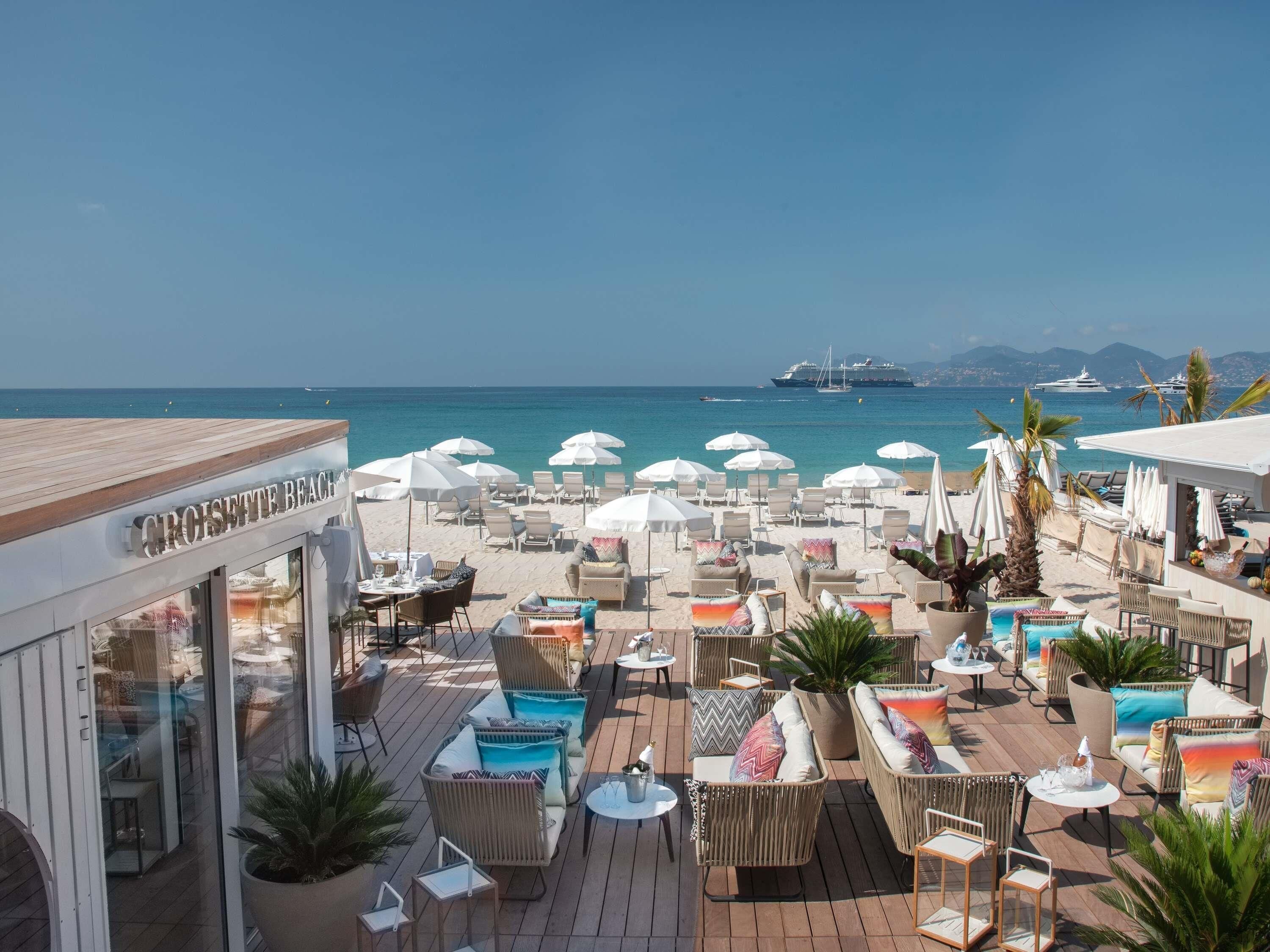 2 restaurants servant le déjeuner et le dîner