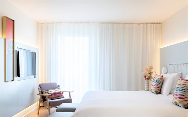 Premium bedding, minibar, in-room safe, individually decorated - Croisette Beach Hotel Cannes - MGallery Collection (Cannes)