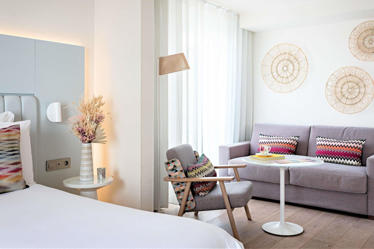 Junior-sviitti | Ylelliset vuodevaatteet, minibaari, tallelokero huoneessa