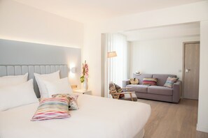 Junior-Suite | Hochwertige Bettwaren, Minibar, Zimmersafe, individuell dekoriert