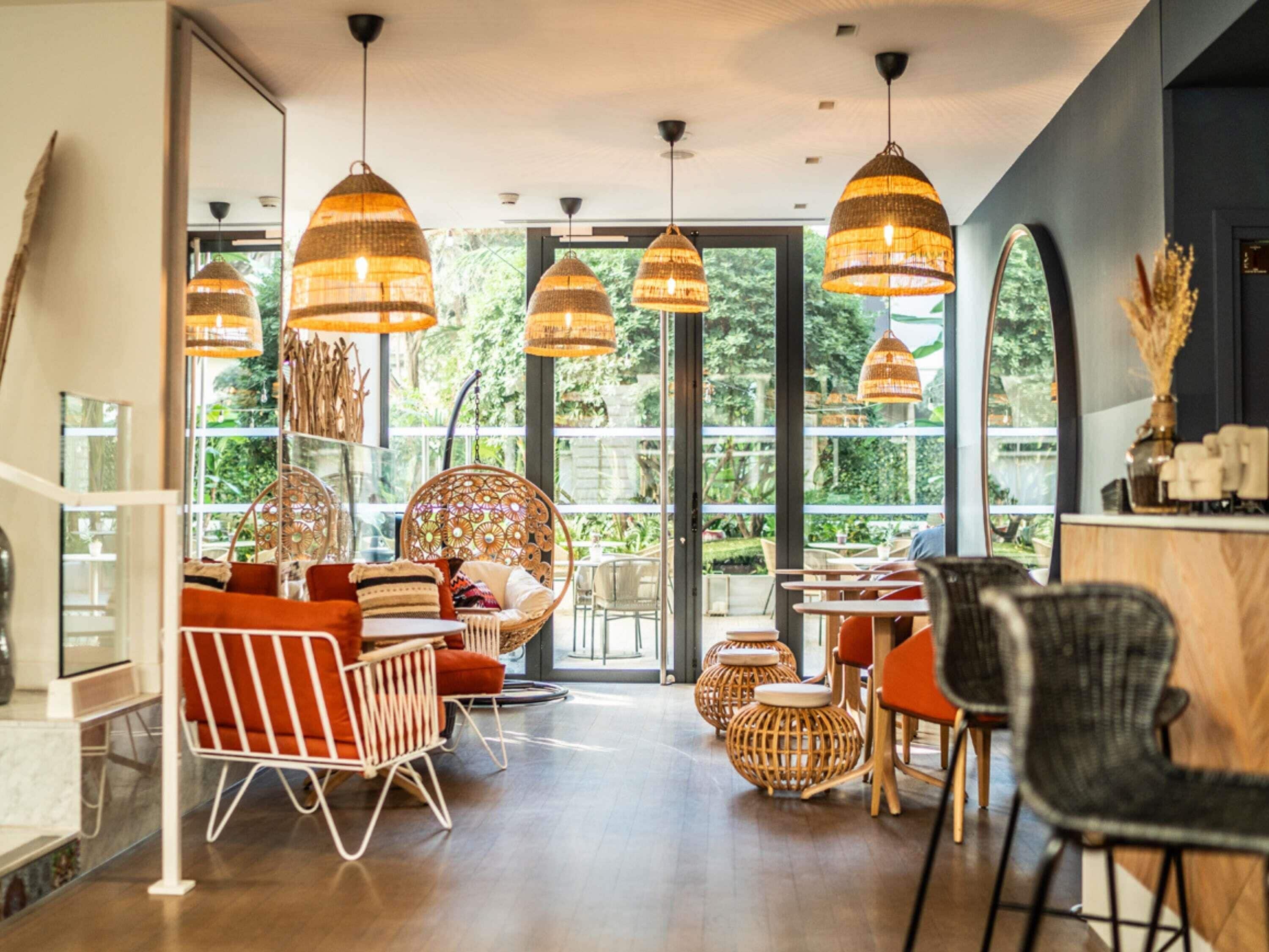 2 restaurants, lunch served