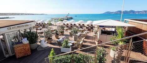 2 restaurants, lunch served