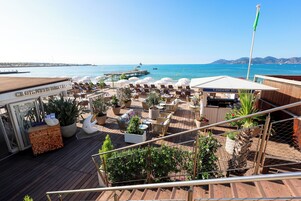 2 restaurants, lunch served