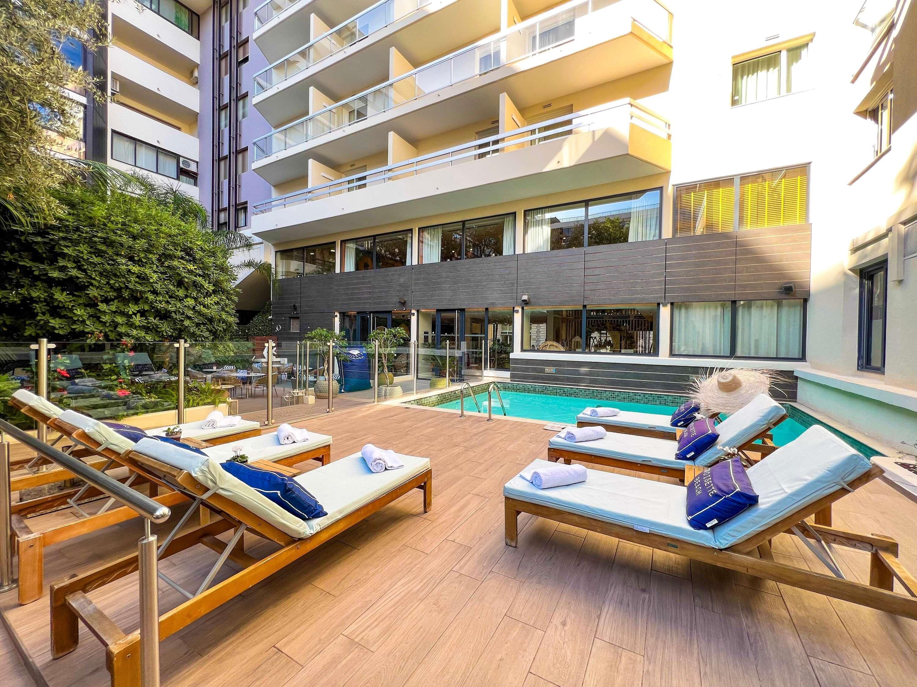 Piscine extérieure, parasols de plage, chaises longues