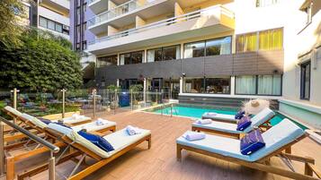 Outdoor pool, pool umbrellas, sun loungers