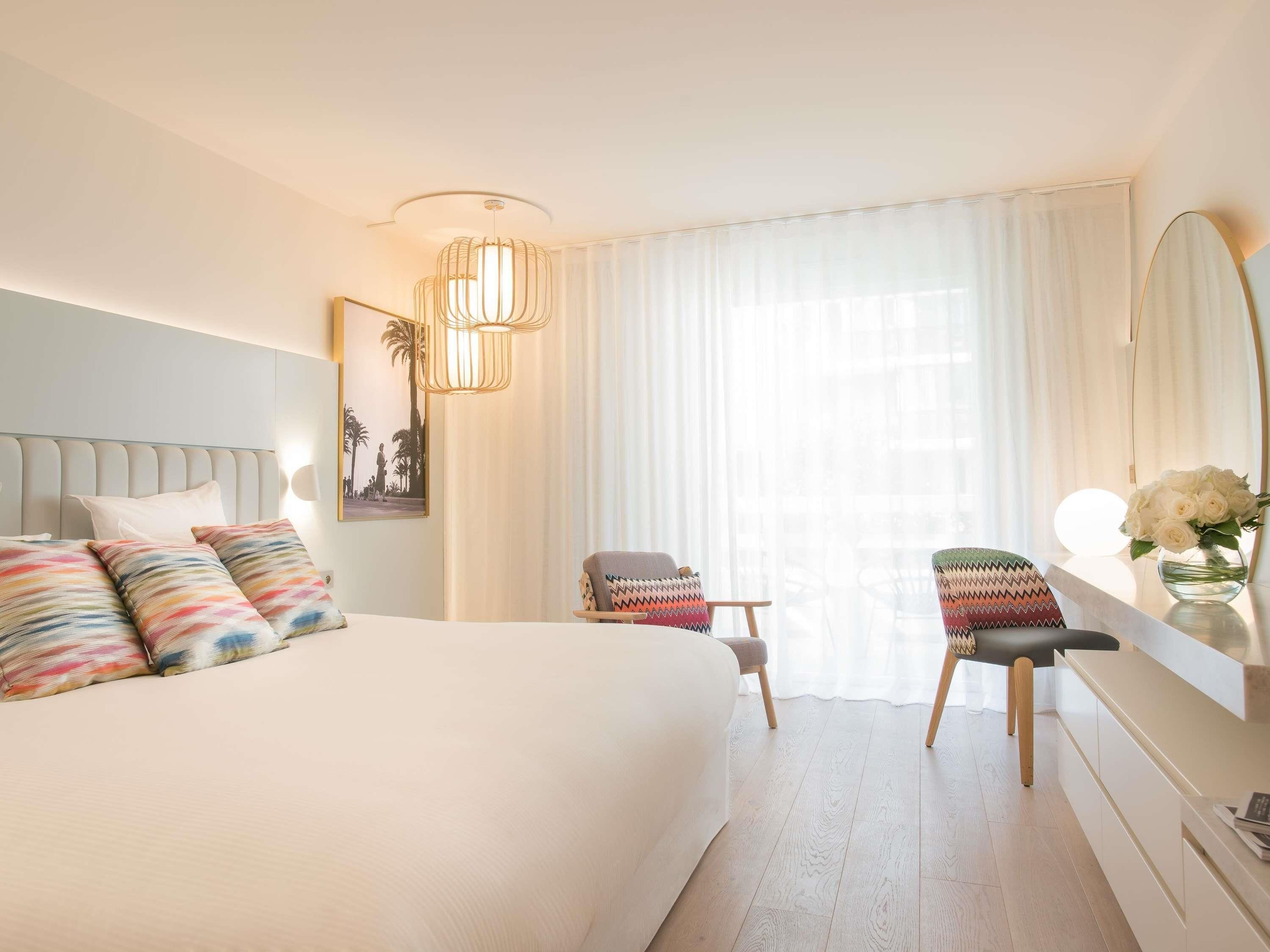 Habitación Deluxe, 1 cama de matrimonio, balcón | Ropa de cama de alta calidad, minibar, caja fuerte