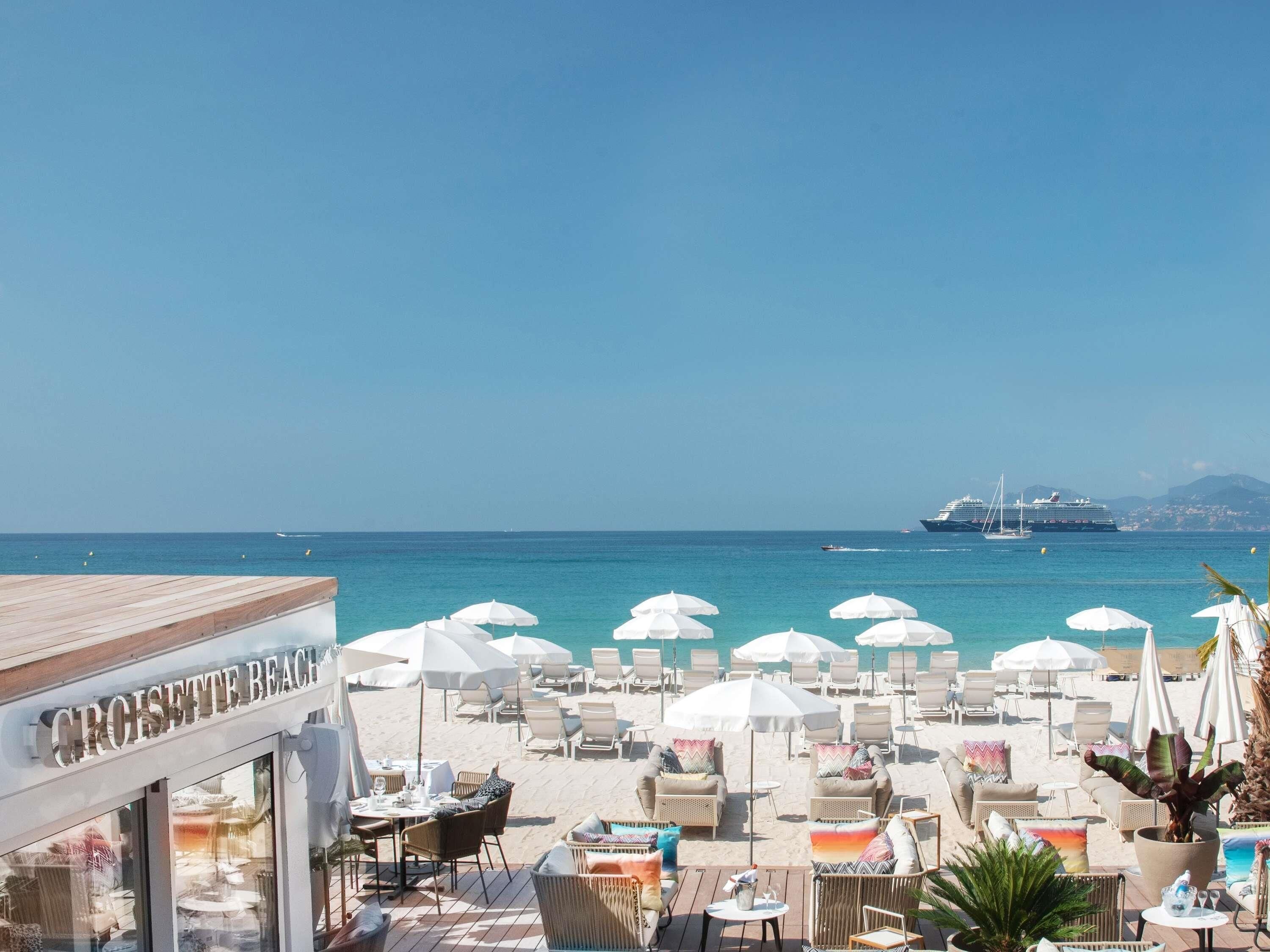 Serves lunch and dinner