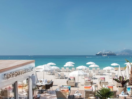 Serves lunch and dinner