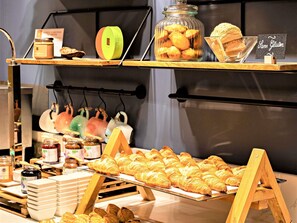 Se ofrece un desayuno bufé todos los días (por un coste adicional)