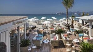 2 restaurants, lunch served