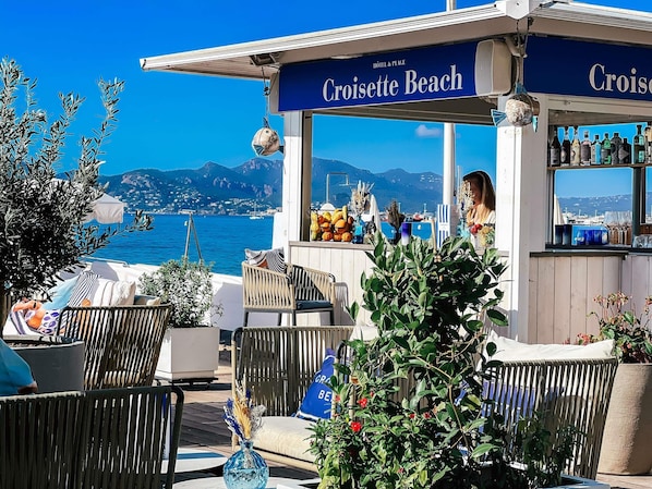 Serves lunch and dinner