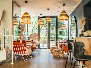 2 restaurants, lunch served