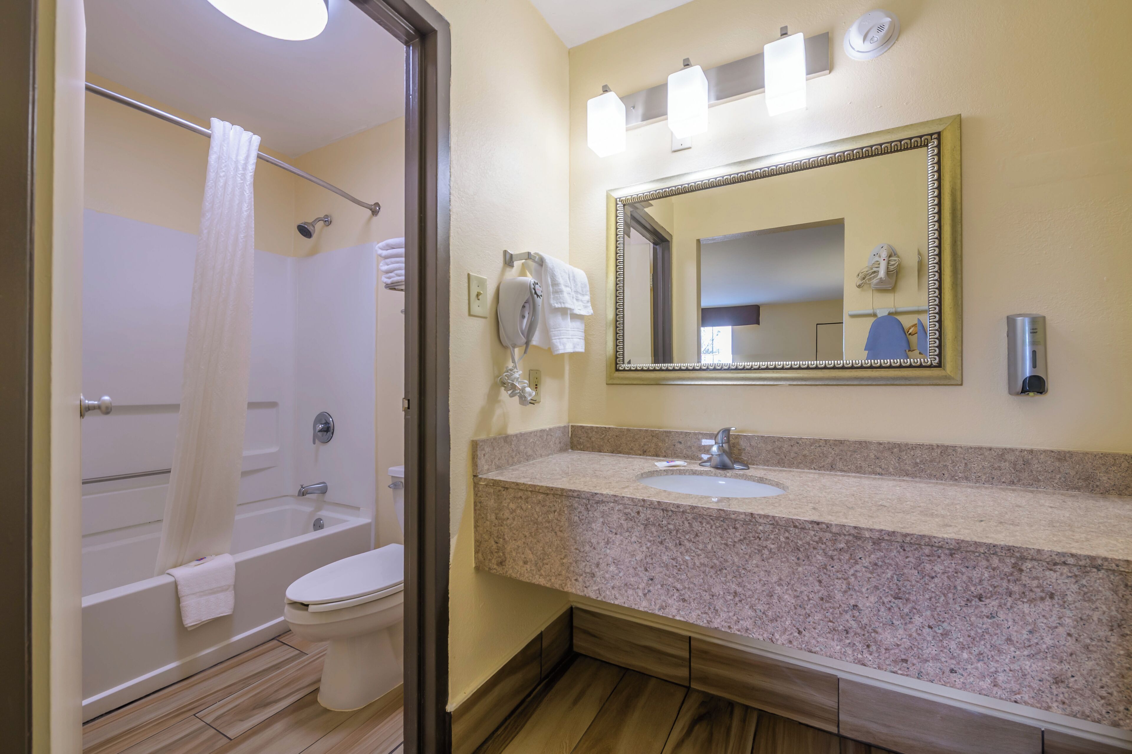 Combined shower/tub, free toiletries, hair dryer, towels