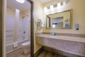 Combined shower/bathtub, free toiletries, hair dryer, towels - Motel 6 Forsyth, GA – Tift College (Forsyth)