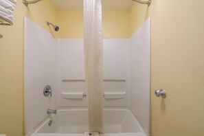 Combined shower/tub, free toiletries, hair dryer, towels