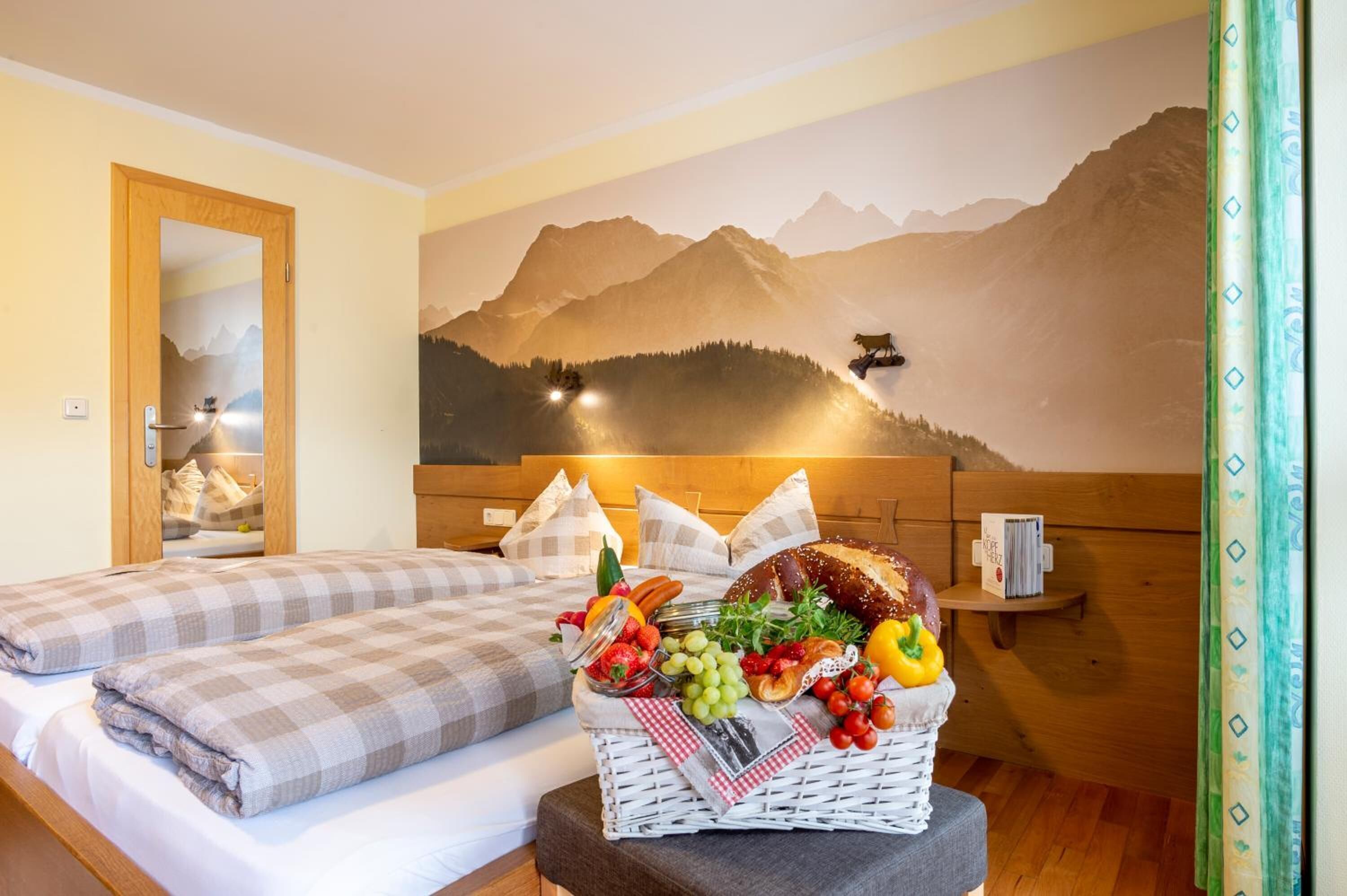 Minibaari, tallelokero huoneessa, yksilöllisesti sisustettu