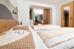 Minibar, in-room safe, individually decorated, individually furnished - Hotel Forellenbach (Fischen im Allgaeu)