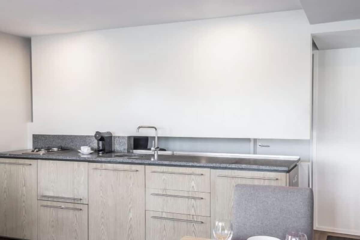 Private kitchen | Fridge, electric kettle