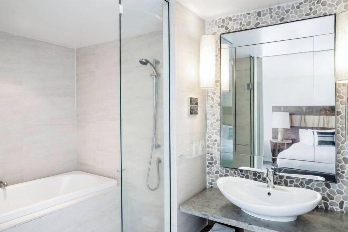 Bathroom | Free toiletries, hair dryer, bathrobes, towels