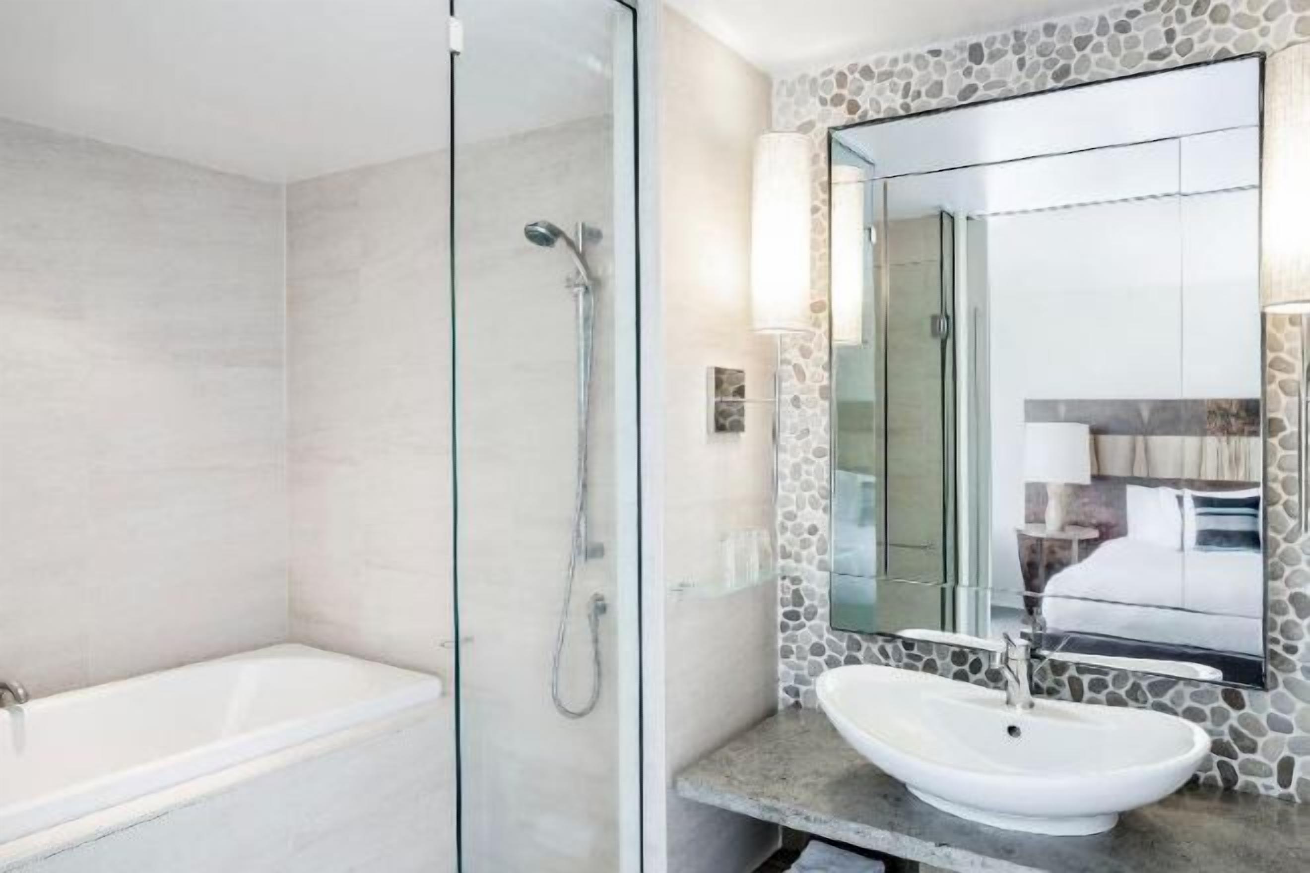 Baño | Artículos de higiene personal gratuitos, secador de pelo y albornoces