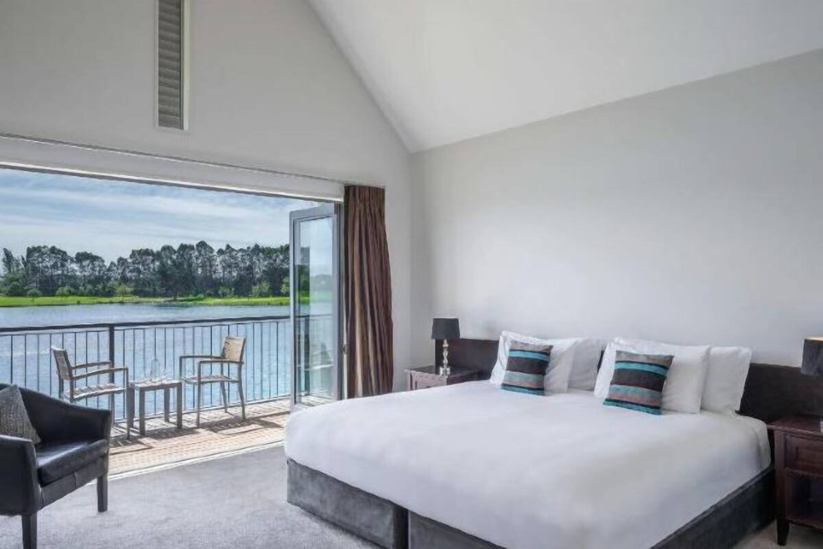 Roupas de cama premium, edredons de pluma, cofres nos quartos