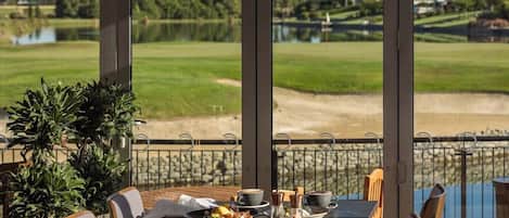 Déjeuner, dßner et souper servis sur place, vue sur le golf