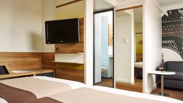 Habitación triple, con acceso para personas discapacitadas | Caja de seguridad en la habitación y escritorio