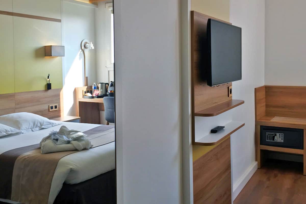 Executive kamer, 1 twee- of 2 eenpersoonsbedden | Een kluis op de kamer, een bureau, een laptopwerkplek