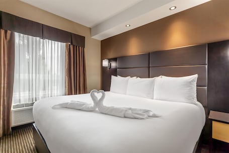 Suíte, 1 cama King, para não fumantes, lareira (Walk-in Shower) | Espaço de trabalho para notebook, ferros/tábuas de passar roupa. Best Western Cold Lake Inn