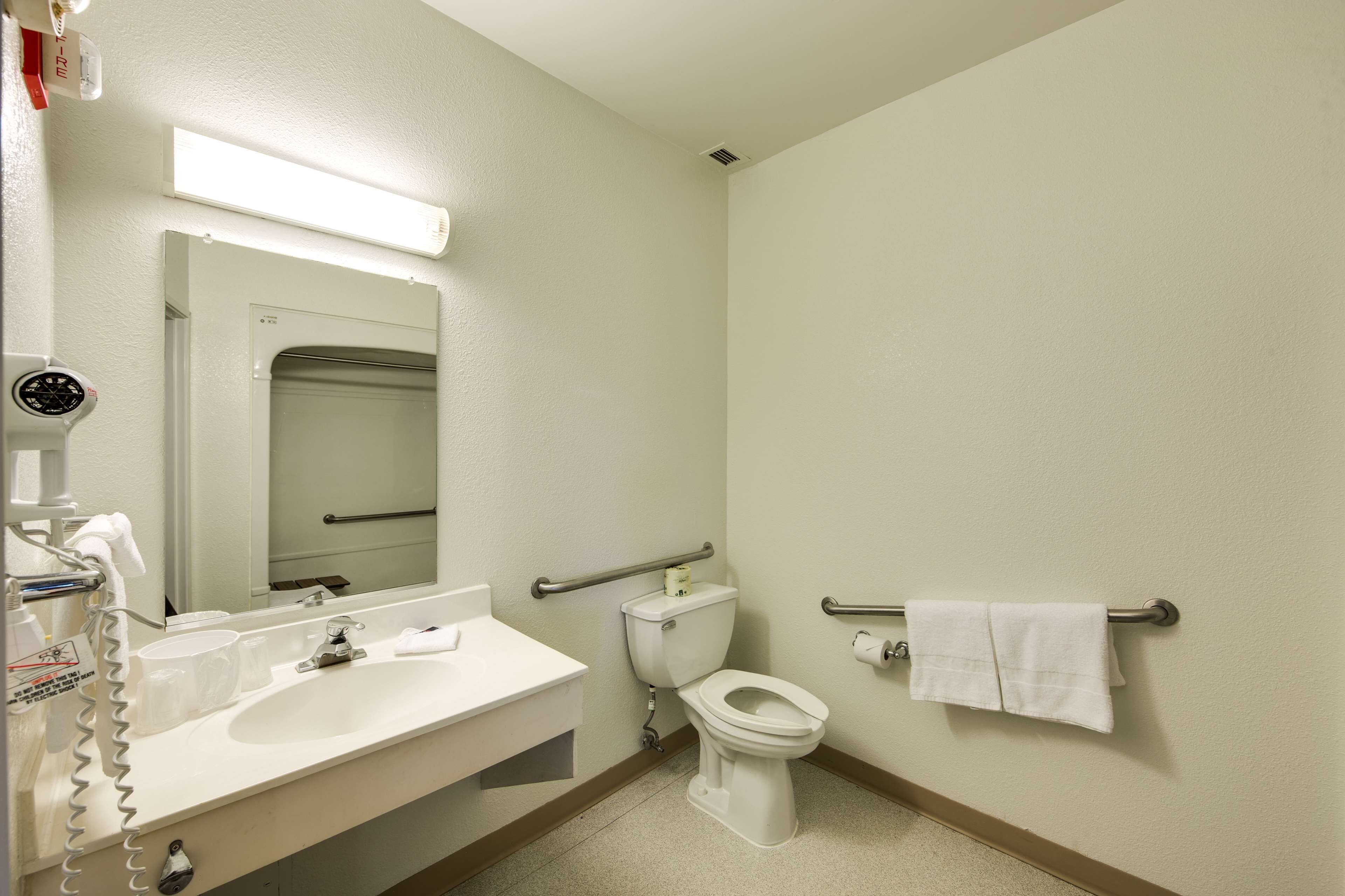 Combined shower/tub, towels
