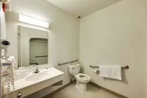 Combined shower/bathtub, towels - Motel 6 Brampton, ON - Toronto (Brampton)