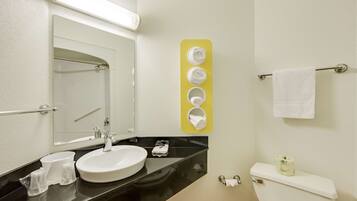 Combined shower/tub, towels