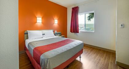 Motel 6 Brampton, ON - Toronto