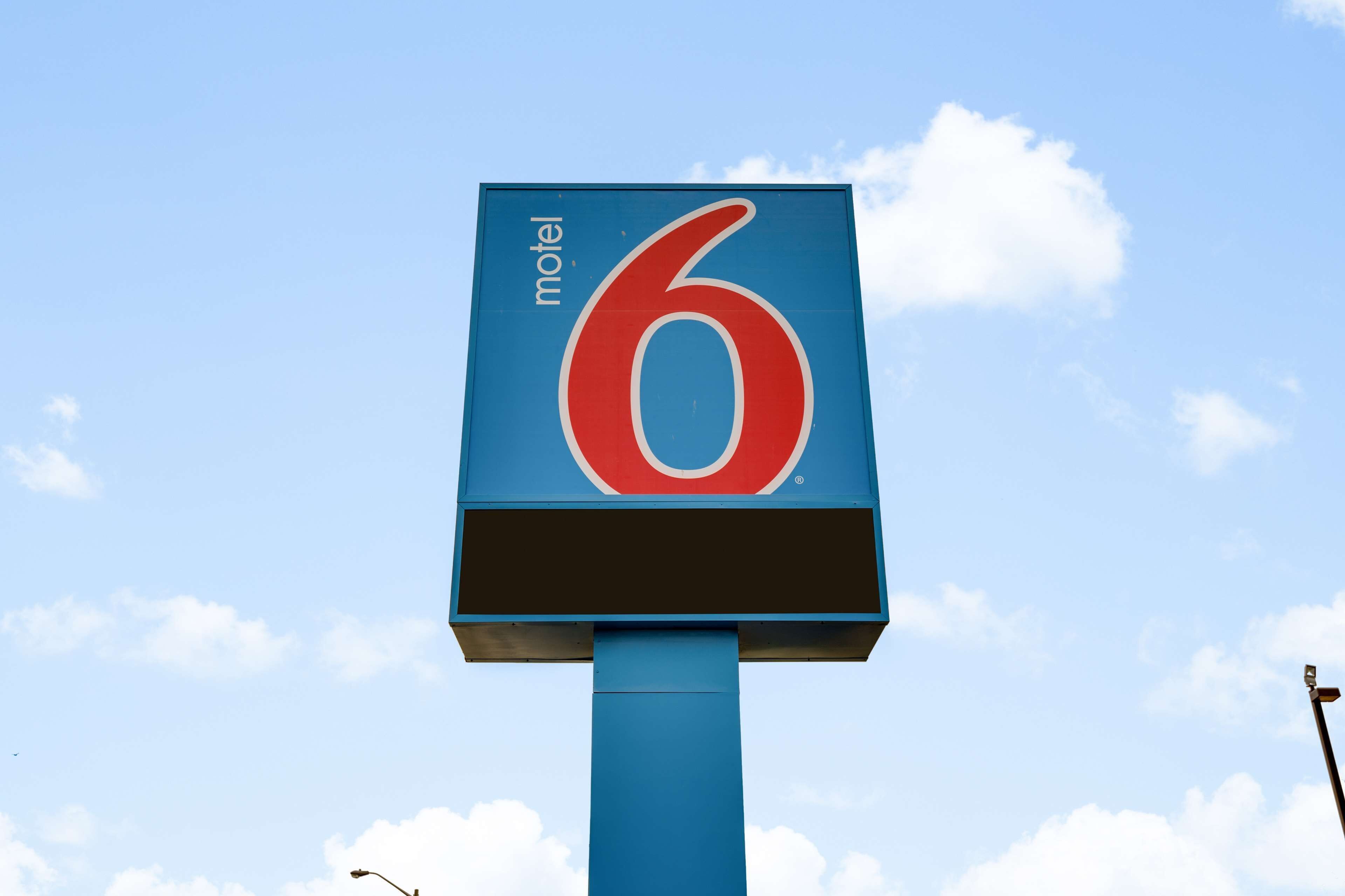 A motel sign with the number 6.
