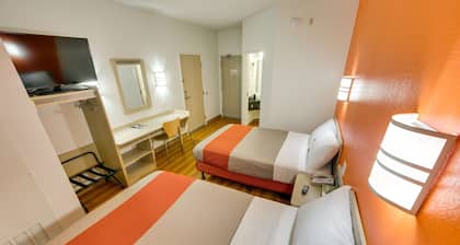 Motel 6 Brampton, ON - Toronto