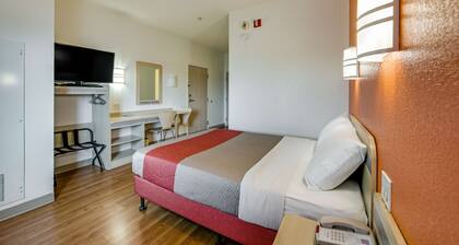 Motel 6 Brampton, ON - Toronto