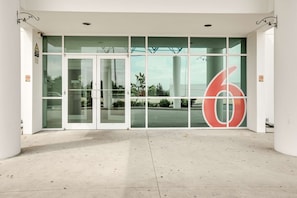 Property entrance - Motel 6 Brampton, ON - Toronto (Brampton)
