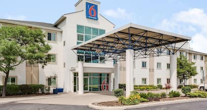 Motel 6 Brampton, ON - Toronto