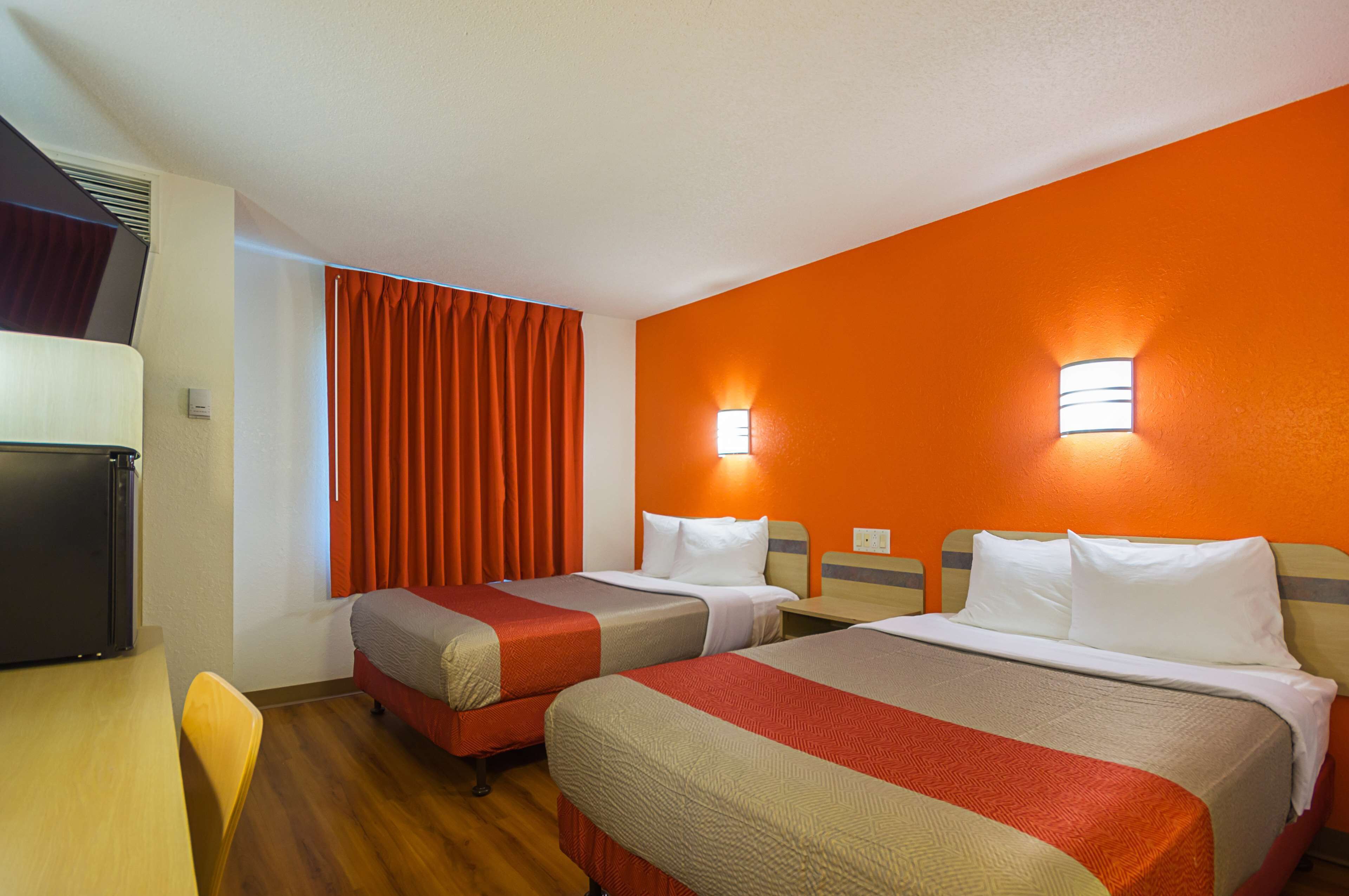 واي فاي مجانًا وملاءات أسرّة