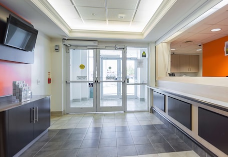 Reception. Motel 6 Whitby, ON - Toronto East