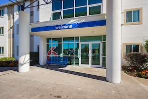 Property entrance - Motel 6 Whitby, ON - Toronto East (Whitby)