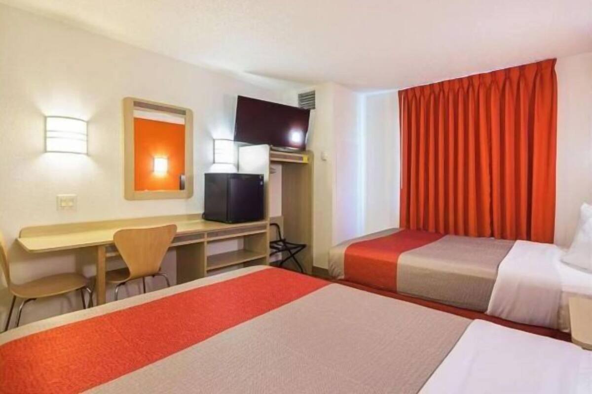 WiFi (free), bed sheets