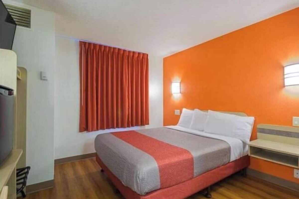 WiFi (free), bed sheets