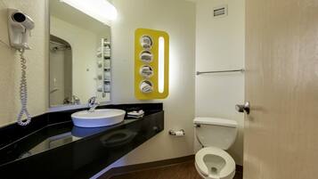 Combined shower/bathtub, towels