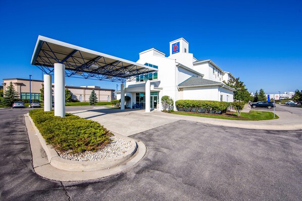 Property entrance - Motel 6 Mississauga, ON - Toronto (Mississauga)