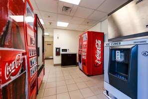 Vending machine - Motel 6 Mississauga, ON - Toronto (Mississauga)