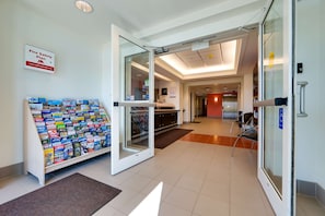 Property entrance - Motel 6 Mississauga, ON - Toronto (Mississauga)