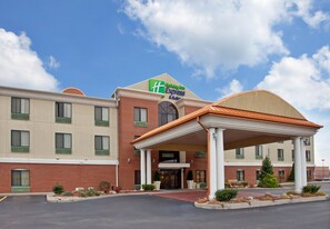 A Holiday Inn Express hotel with a brick facade, a covered entrance, and a clear sky. - Holiday Inn Express & Suites O'Fallon/Shiloh by IHG (O'Fallon)