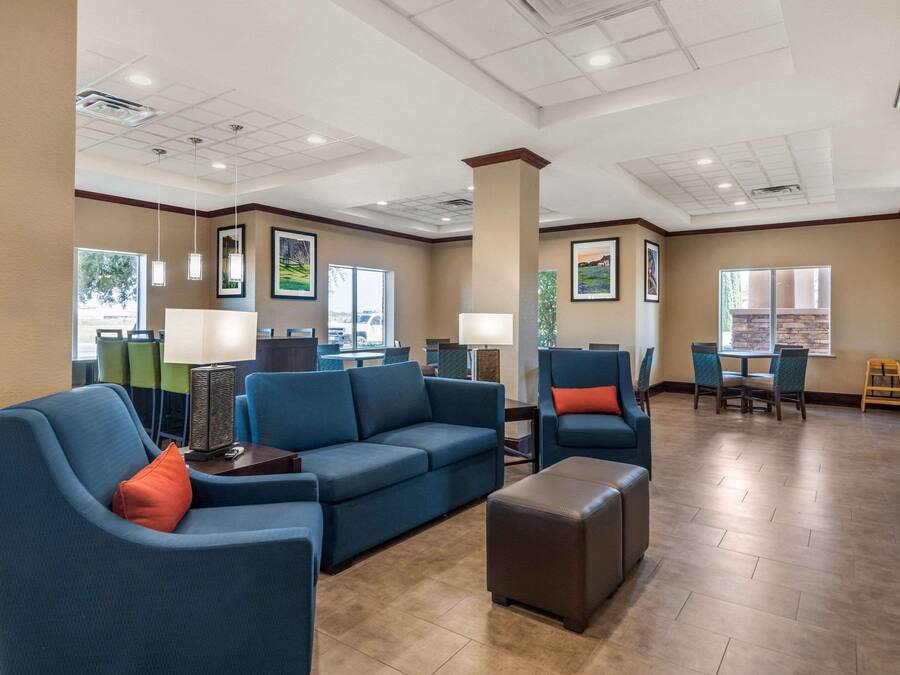 Café da manhã com buffet grátis todos os dias